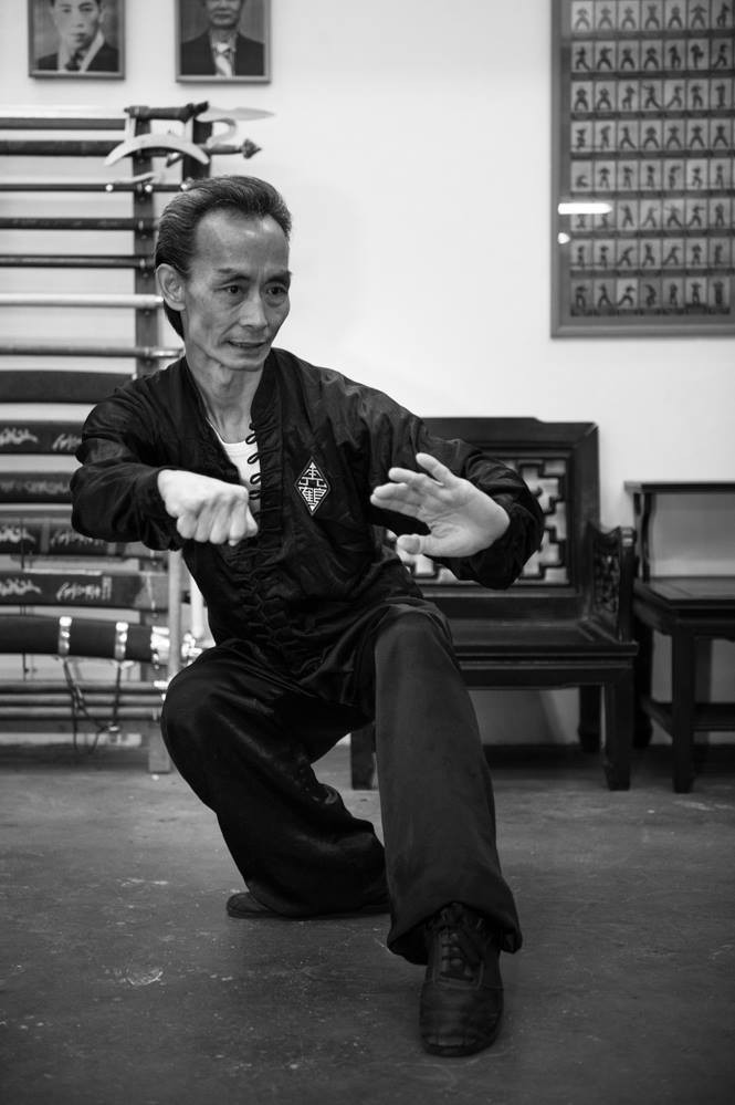 operatársulatok harcművészeti szakértője. 1990-ben elhagyta Hongkongot és több, mint 10 évig Kínában dolgozott. Visszatérte után újrakezdte a kungfu oktatást.