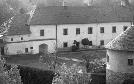 je podávať všeobecné informácie, ktoré si študent môže vyhľadať v hociktorej encyklopédii alebo na internete, ale zdôrazniť špecifiká domácich pamiatok, s ktorými sa stretáva prakticky denne.