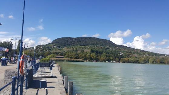 Hosszabban időzünk Keszthelyen, Badacsonyban, Balatonfüreden, de felkeresünk néhány remek kerékpáros pihenőhelyet is.