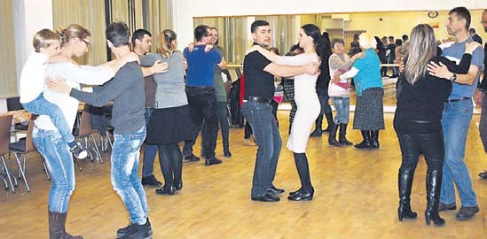 programajánló 2017. j a n u á r 15 Szilágysági táncokkal ismerkedhettek meg 2017.01.07-én, szombaton azok, akik a rendkívüli hideg ellenére is ellátogattak a Nyírbátori Kulturális Központ tükrös tánctermébe.