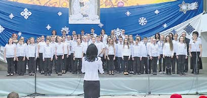 6 2017 b á t o r Iskolai hírek A karácsony meghitt pillanatai Érzed ezt az illatot? Látod a fényeket? Az angyalok küldte mosolygós éneket?
