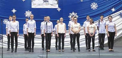 Hosszú évek óta hagyomány iskolánkban, hogy az adventi időszakban meghirdetjük a felső tagozatos diákjainknak a Szeretet hangja karácsonyi rajzpályázatot, amelynek pályamunkáit az iskola aulájában