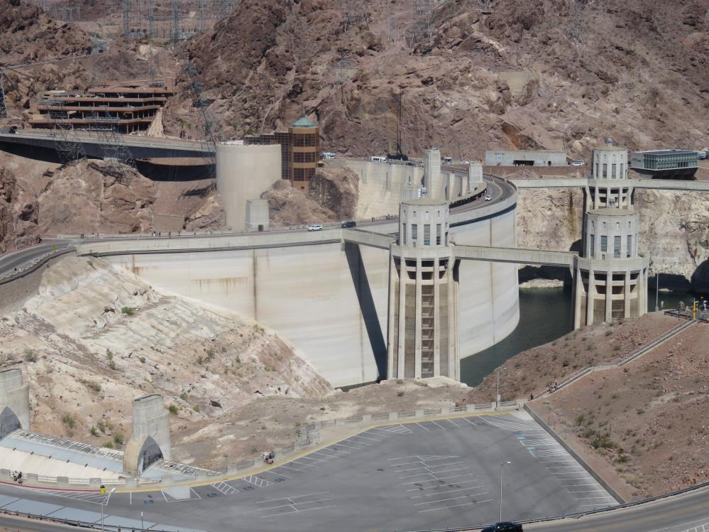 Hoover-gát, Colorado folyó, USA (2016) Vízenergia néhány ország esetében jelentős tényező vízerőművek, ár-apály energia környezeti problémák gátak mögötti tó: megemeli a talajvízszintet gyorsan