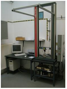 A mechanikai vizsgálatokra Zwick Z005 típusú számítógép vezérlésű szakítógépet használtam (3-4 ábra) 20N-os cellával felszerelve.