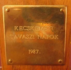 1987.Másik négyszögletes táblán: