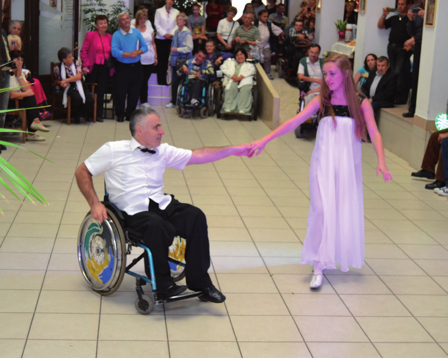 2016./XIV./III./55. Somodi Katalin Somodi Katalin versenytánc oktató és pontozóbíró, a Dance Art Versenytánc klub egyik edzője és elnöke vagyok.