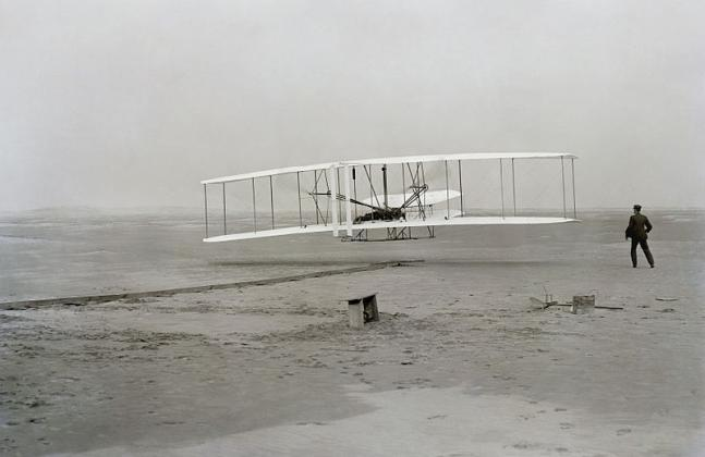 jutottak el lépésről lépésre a siklórepülésen át a motoros repülés megvalósításához 1903 végére, melyet rendszeresen ismételni is