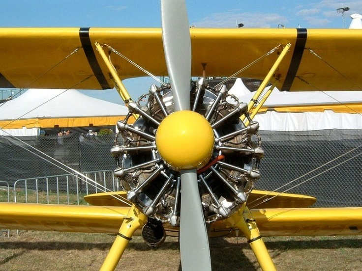A repülőgépeken alkalmazott dugattyús motorok működési elve ugyan hasonlatos a gépjárművekben alkalmazott motorokhoz, de az eltérő