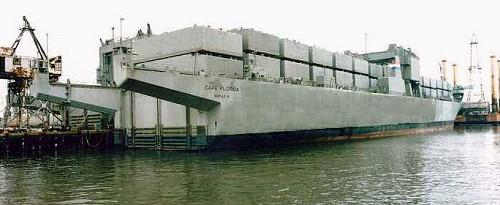 8. VÍZI JÁRMŰVEK 47 A LASH (Lighter Aboard Ship) bárkák olyan szabványos méretű, több száz tonna hordképességű vízmentesen zárható úszó konténereknek tekinthetők, amelyek segítségével lehetővé válik,