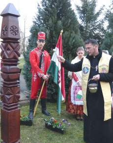 Az ünnepségen közreműködött Menyhárt Éva és László Péter. A kopjafa szentelés tiszteletére szervezett ünnepség a koszorúzással folytatódott.