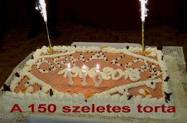 a hatalmas - 150 szeletes - születésnapi tortát, melyet Szolikné Bogdány
