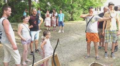 Majd a kis néptáncosok nyitották meg a rendezvényt az új koreográfiával, melyet Kurucz Boglárka néptáncoktató tanított be.