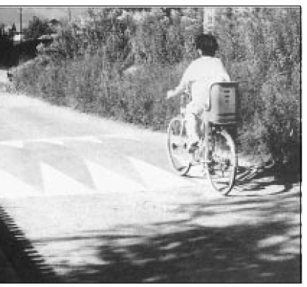 szinuszgörbe alakú.