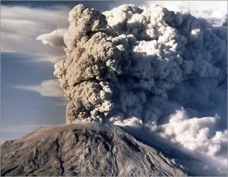 Légkörbe kerülő komponensek forrásai Természetes: vulkántevékenység (porok, gőzök és gázok (H 2 S, SO 2,