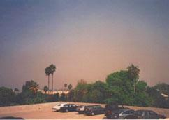 Szmog szennyezők szinergizmusa: pl porok felületén gázok kötődhetnek meg füstköd (szmog) Los Angeles-i szmog gépjárműforgalom erős