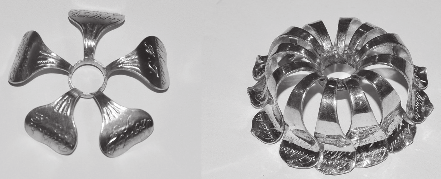 Po obvode sa nachádza strieborná nápisová dedikačná stuha, prerušovaná geometrickým ornamentom a erbom.