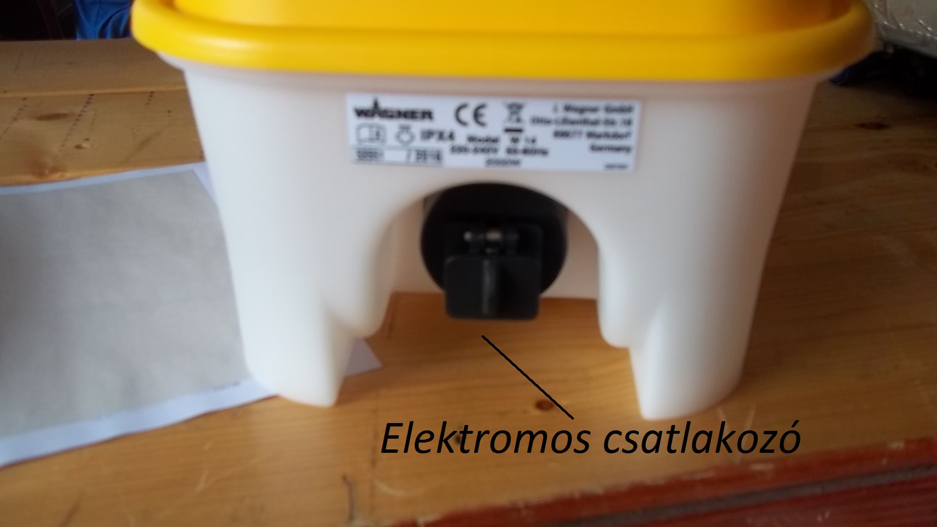 :1800w 230 Volt, víztartály 3 l, léptartály 30 l, biztonsági lefújás 2,5 bar Termék viaszkeretek és fedelezés kiolvasztására szolgál.