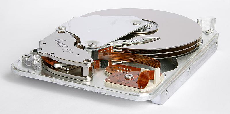 15. ábra Merevlemezes meghajtó szétszedett állapotban {á:m1e2a15.png} A merevlemez-meghajtók általában a számítógép belső egységei, de léteznek külső HDD-k is.