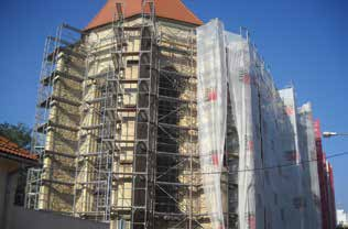 A Farkas utcai református templomban a 2014 2015. évi felújítás alkalmával elvégzendő munkálatok: 1. A templom teljes szerkezeti megerősítése: támpillérek, oromfal, boltozatok, falak 2.