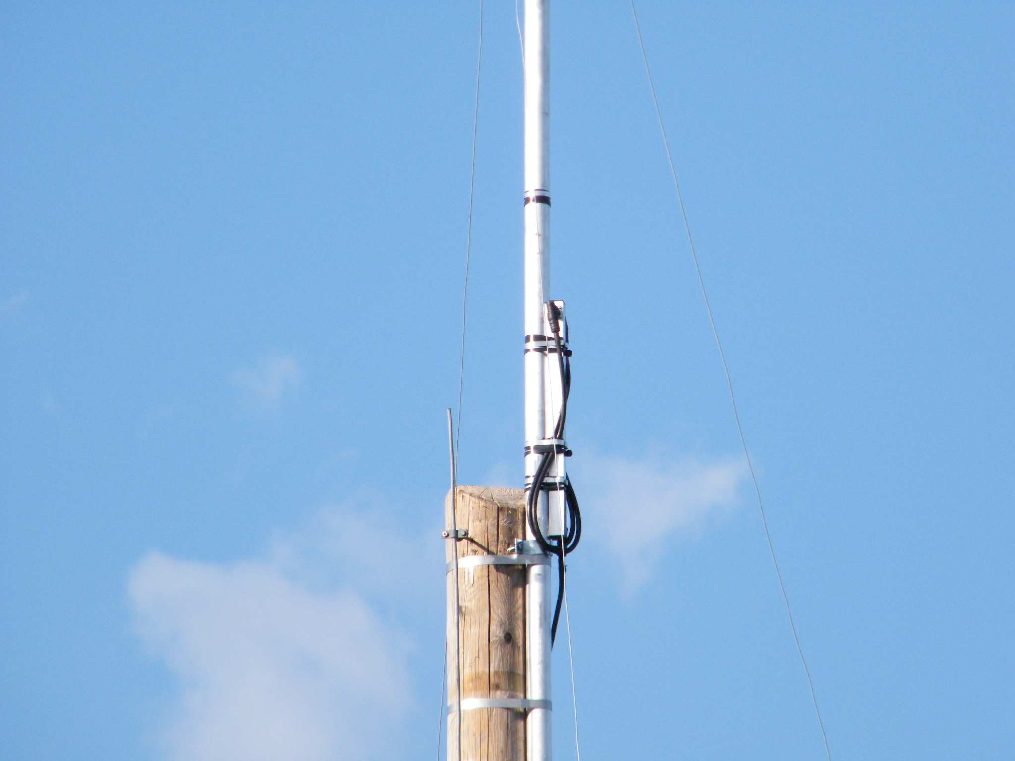 40*3*3000 mm alumínium árboc Antenna közösítı, ¼ lambda splitter - Bilincskötés 2 db - Szalagkötés 4 db - Átfúrt elfordulás-gátlás 1 db - Földelés bekötés 1 db A jelentıs magasságnövekedés miatt kb.