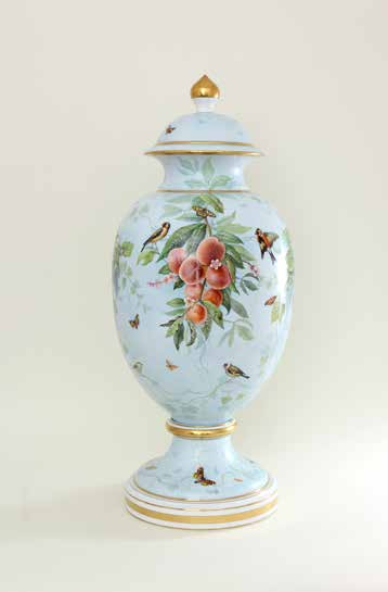 generations. The large ornamental vase Fairy Garden was made at the Herend Porcelain Manufactory to revive the traditions of Hungarian gardening.