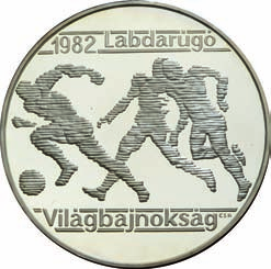 / 1981 jobbra keretben mesterjegy /nach rechts, im Rahmen Meisterzeichen/ to the right in frame designer s mark FZ H: 1982 LABDARÚGÓ / VILÁGBAJNOKSÁG felirat között három labdarúgó játékos