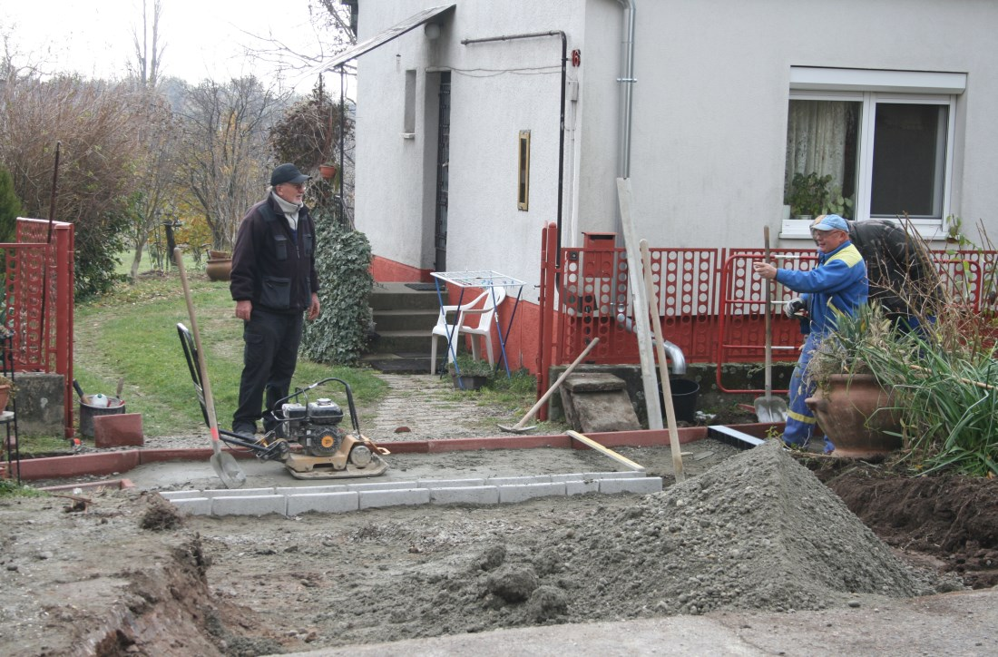 kolni, megoldódik a víz elvezetése, tiszta járdán Úgy