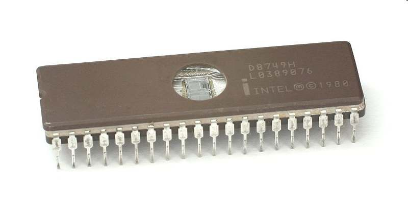 Az első mikrovezérlők (Intel MCS-48) 1976: Intel bemutatja a 8bitesmikrovezérlőjét az MCS-48/49 (8048, 8049)-et. Még abban az évben 251.000 darabot értékesítenek belőle.
