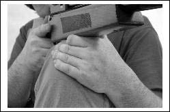 elosztani a puska súlyát a felkaron. Térdre fektetve - ebben a pozícióban a fegyver súlyát közvetlenül a térd viseli.