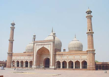 Felkeresik India legnagyobb mecsetjét, a Jama Masjid-ot. Ezután ellátogatnak Mahatma Gandhi emlékhelyéhez, a Raj Ghat-hoz. A városnézés Új-Delhi nevezetességeivel folytatódik.