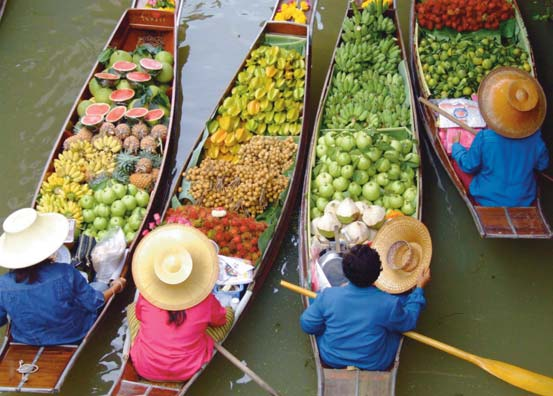 Késôbb a közeli katonai temetô megtekintése, ahol több ezer rab földi maradványait ôrzik. A híd és a vasútvonal történetét film is ôrzi. Szállás Bangkok-ban. 5.