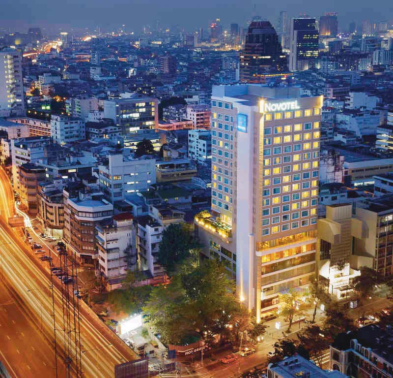 Novotel Bangkok Fenix Silom Bangkok Thaiföld A húsz emelet magas hotel központi helyen, a közismert Silom Road-on található.