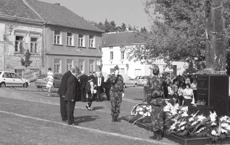 Páva Zsolt polgármester és Pálfy Attila bányamérnök, a Pécsi Bányásztörténeti Alapítvány kuratóriumának tagja végezték el. Az avatásnál a pécsi bányamanók is segédkeztek. (16.