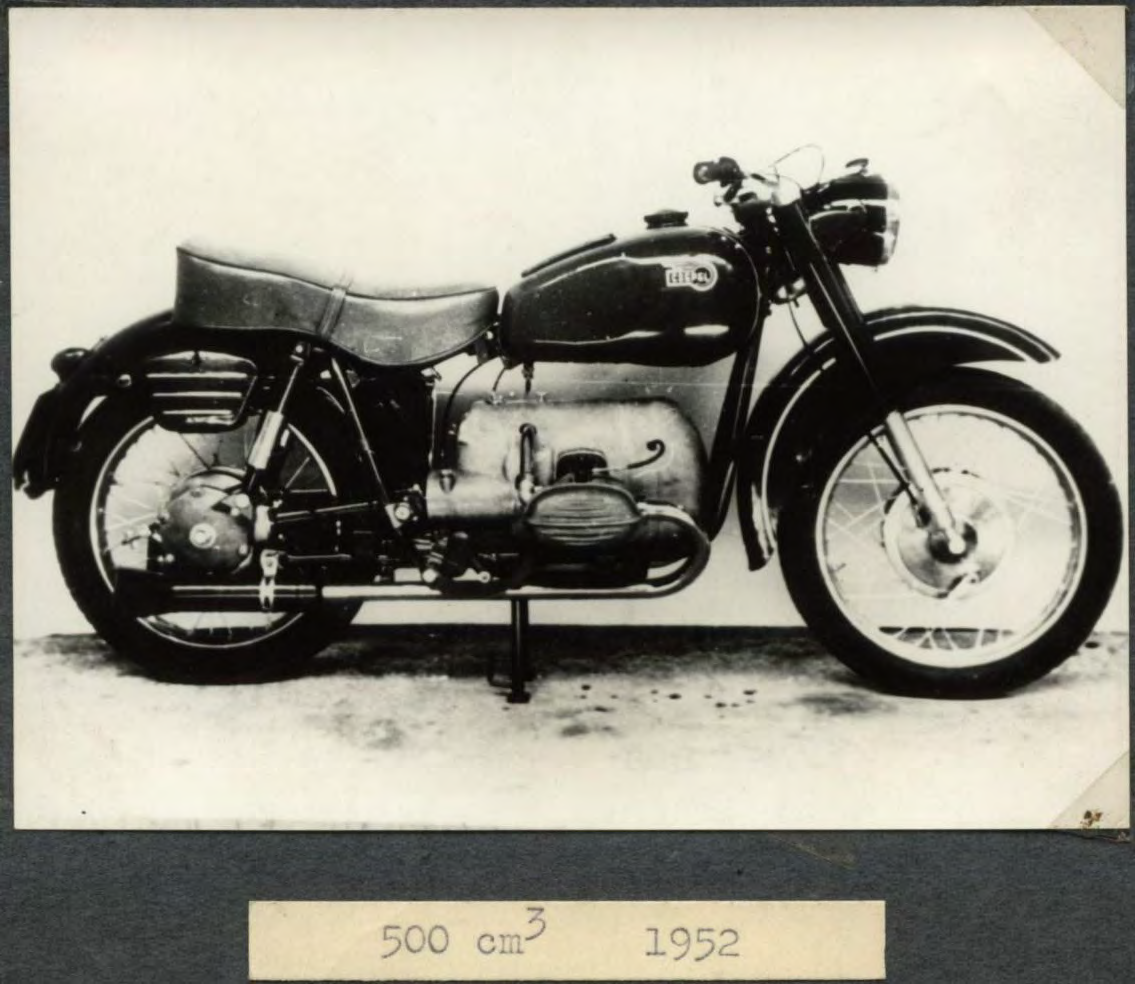 1953-ban Ritter Ödön és Molnár László tervei alapján készítettek egy négyütemű, 18 LE-s, 500 cm 3 -es boxermotoros, kardánhajtású motorkerékpárt.