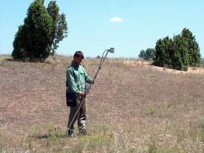 10. ábra Terepi távérzékelés a Cropscan spektroradiométerrel (Dr Altbäcker Vilmos felvétele) Az adatgyűjtés módszerei A terepi adatok felvételezését három alkalommal, 2003 áprilisában (a legeltetések