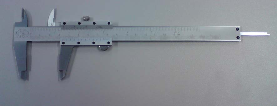 ábra: Univerzális tolómérő A tolómérővel az előrajzolás előtt és alatt és után is lehet mérni az alkatrészt.