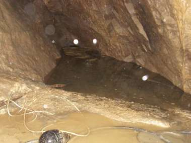 2010. ISTVÁN-LÁPAI-BARLANG A vízzel teli Pokol tetejénél átbukó árvíz Az év elején tett látogatásunk alkalmával terepszemlét tartottunk a barlang Nyugati-ágában.