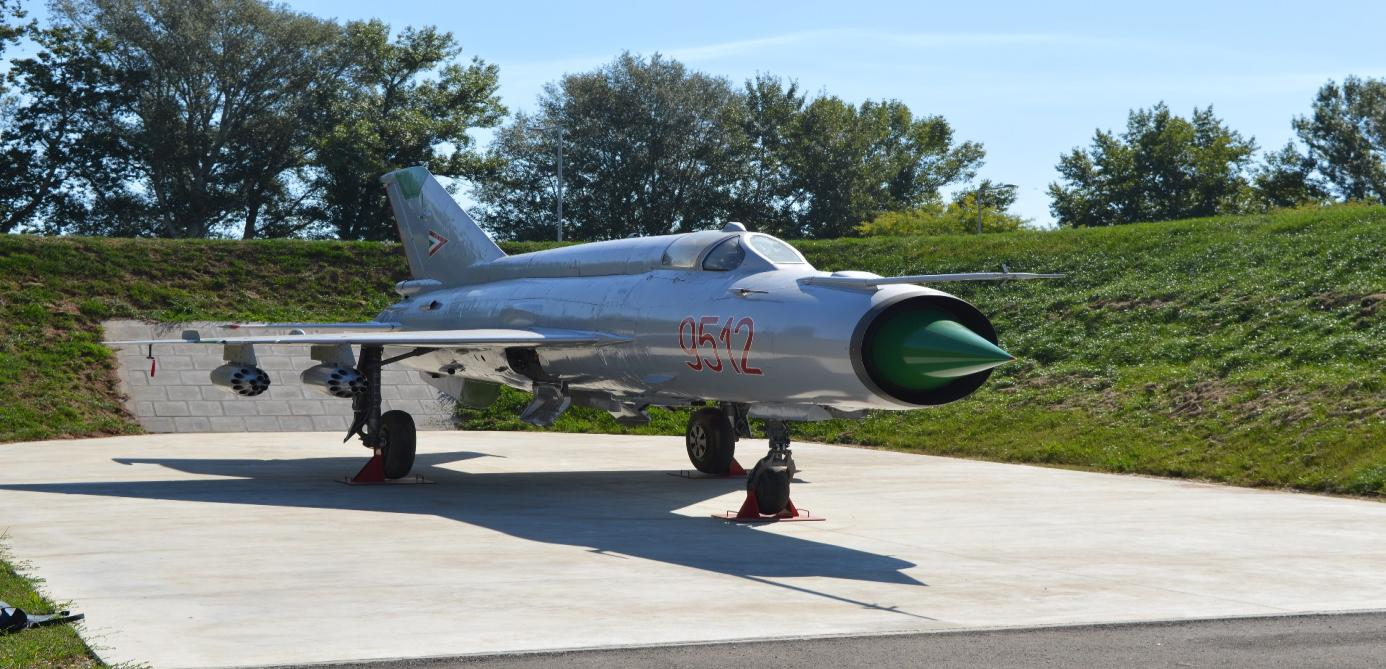 A MiG 21 a Szovjetunióban, a Mikojan Gurjevics tervezőirodában az 1950-es évek második felében kifejlesztett teljesen fémépítésű, félhéj-szerkezetű, deltaszárnyú, egyáramú gázturbinás