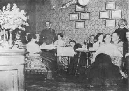 Cecil mama szalonja 1905 előtt (Jobbról balra