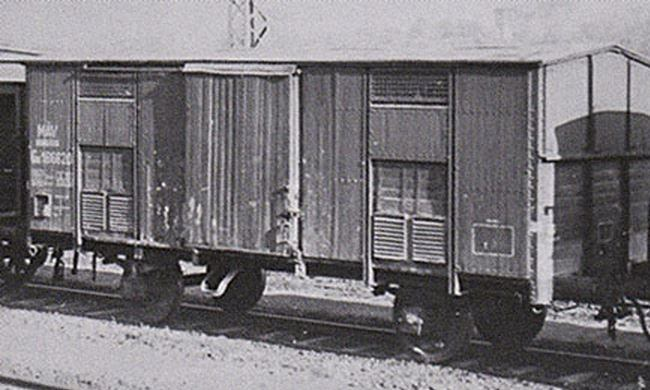 Időről időre fellapozzuk a Fortepan fotó gyűjteményét, vadászva a korábbi vasúti témájú képeket. Így akadtunk az 1940-ben készült fotóra a Petróleumipar tartálykocsiról.