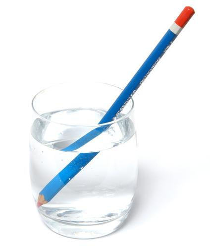 ) Például a fény is más sebességgel terjed az üvegben illetve a vízben, mint a levegőben, és az ennek köszönhető fénytörés figyelhető meg, ha egy ceruzát egy pohár vízbe teszünk; de ennek révén