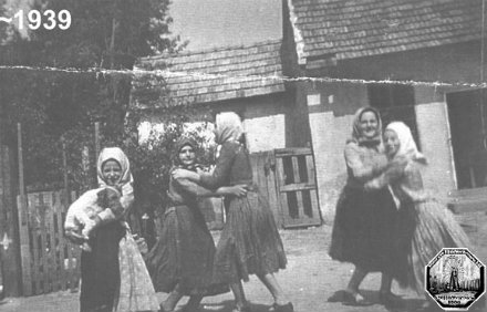 Életképek a faluból (1939) - Fotó: Karóczkay Zsófia Gántra 1757-től főként német telepesek költöztek, azonban a mostoha körülmények, majd a történelem viharai miatt előbb Amerikába vándoroltak ki,