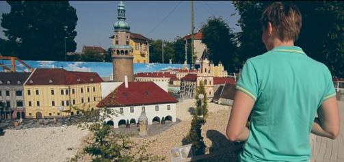 A városnézést érdemes a Fő téren kezdeni. A Tűztorony Sopron jelképe. Barokk hagymakupolája a kétfejű sassal 58 méter magasra emelkedik, így a város több pontjáról is jól látható.