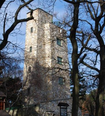 Innen letekintve Sopron tornyai és háztetői látszanak a völgyben, távolban pedig a Fertő csillogó víztükre. A pihenésre, túrázásra vágyók számára is kiváló lehetőségeket kínál a Lőverek.