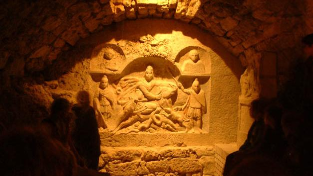 A keresztény korban a vallást elfelejtették, a szentélyeket egykori őrzői magára hagyták. A Mithras-barlang 1866. júliusában ifj. Stornó Ferenc és Malleschitz György találták meg.