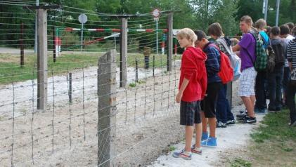 A Mithras-barlang titka Kirándulás a Mithras-szentélyhez, ahol bepillantást nyerünk egy 2000 éves titkos vallásba. Útközben látjuk a vasfüggöny nyomvonalát és megismerjük Hany Istók legendáját is.