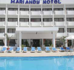 Fekvés: Larnaca üdülőterületének a városhoz közelebbi déli részén szellős helyen épült, nagy területű szálloda