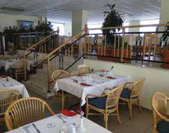 Ellátás: bőséges büfé félpanzió az étteremben vagy a hozzá tartozó elegáns teraszon Pihenés/Sport: Panorámás tetőtéri