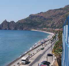 A hotel előtt húzódik a 2 km hosszú homokos/aprókavicsos strand.