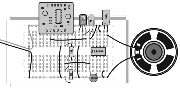 Az LM386 IC ténylegesen két bemenettel rendelkezik a 2-es kivezetésen (invertált bemenet) és a 3-as kivezetésen (nem invertált bemenet). Mindkét bemenet ebben a kísérletben azonos hatást mutat.